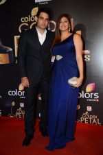Vahbbiz Dorabjee, Vivian Dsena at Golden Petal Awards in Mumbai on 6th March 2016